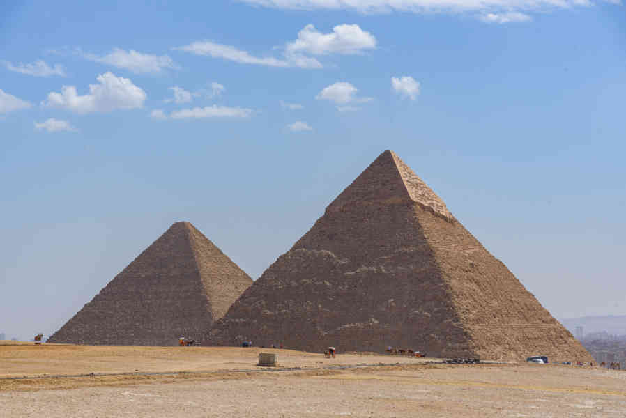 Egipto 003 - necrópolis de El Giza - pirámides de Keops y Kefrén.jpg